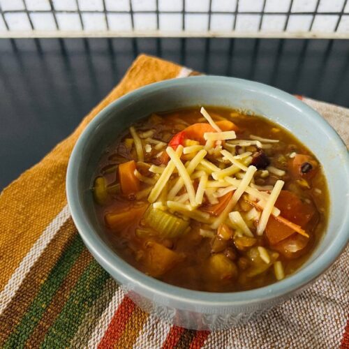 Bord met makkelijke vegan linzensoep.