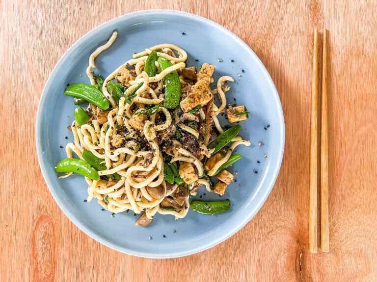 Vegan Udon noedels met paddenstoelen.