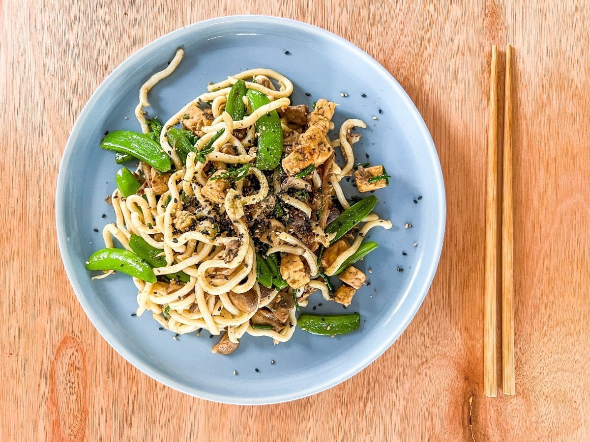 Vegan Udon noedels met paddenstoelen.