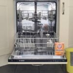 Milieuvriendelijk schoonmaken: zo krijg je de vaatwasser blinkend schoon.
