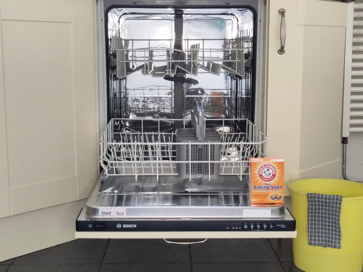 Milieuvriendelijk schoonmaken: zo krijg je de vaatwasser blinkend schoon.