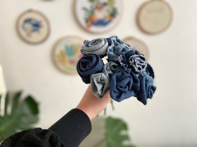 DIY op Moederdag: zero waste bloemen gemaakt van oude kleding.
