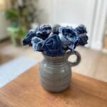DIY voor moederdag: zelf stoffen bloemen maken van oude spijkerbroek.