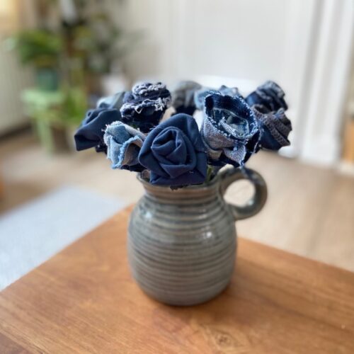 DIY für den Muttertag: Machen Sie Ihre eigenen Stoffblumen aus alten Jeans.