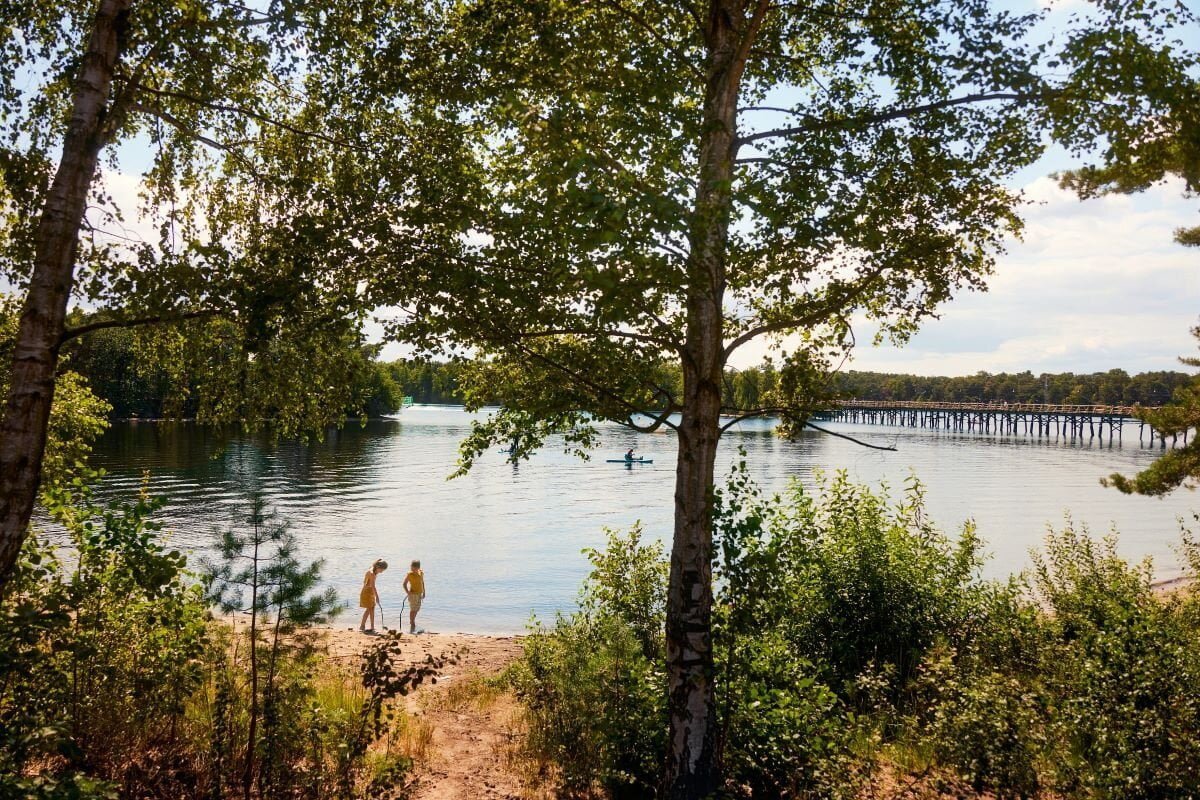 Center Parcs De Vossemeren in België ligt in een natuurgebied vlak over de grens in België.