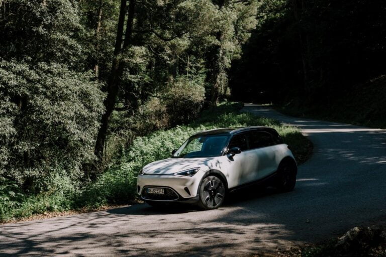 Witte Smart #1 in het bos.
