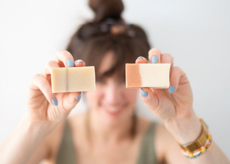 Milieuvriendelijke beautyproducten zoals plasticvrije haarzeep en bodyzeep.