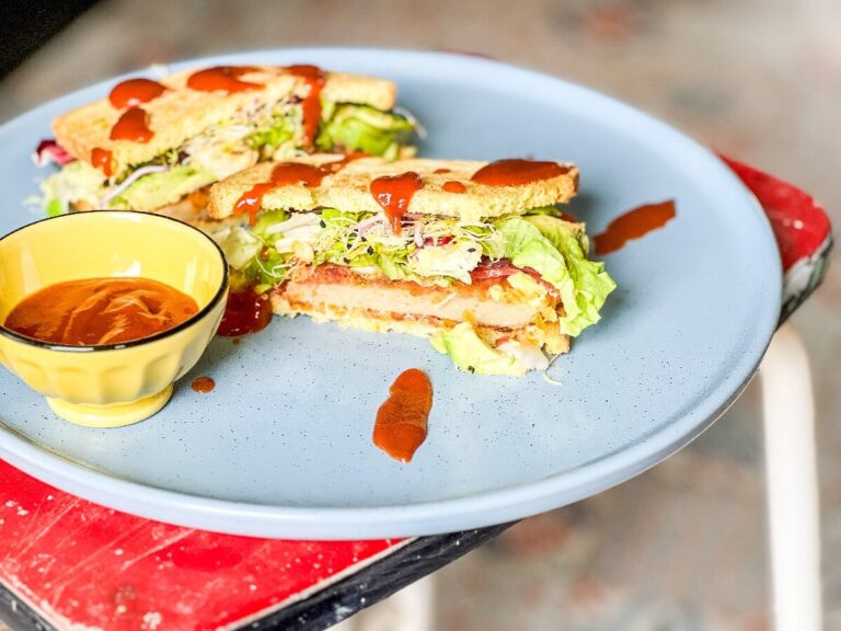 Crispy vegan Katsu sando (Japanse sandwich) op een bord.