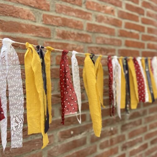 DIY: Bunte Zero-Waste-Girlande aus Stoffresten.