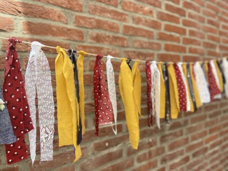 DIY: kleurrijke zero waste slinger gemaakt van reststoffen.
