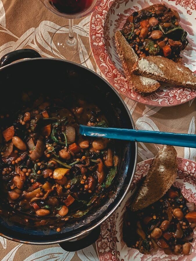 Heerlijk in je vega(n) stoofpot met oude kruidnoten van Sinterklaas.