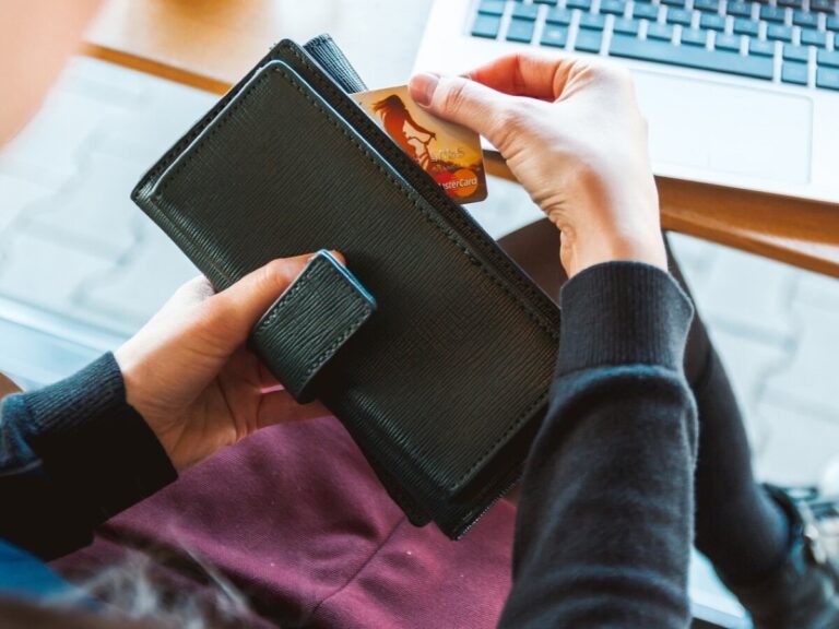 Wat is duurzamer: een product in de winkel kopen of online bestellen?