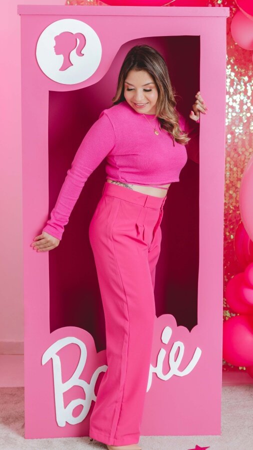 Een makkelijk carnavalsoutfit is een outfit van Barbie maken.