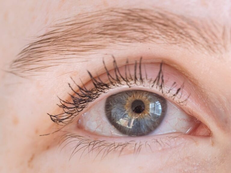 Waar wordt mascara van gemaakt en hoe vind je duurzame mascara?