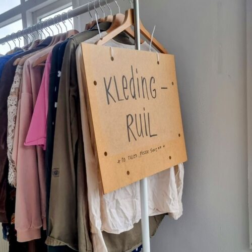 Tip when organising a clothes swap: make sure you have a good board with house rules and a clothes rack.