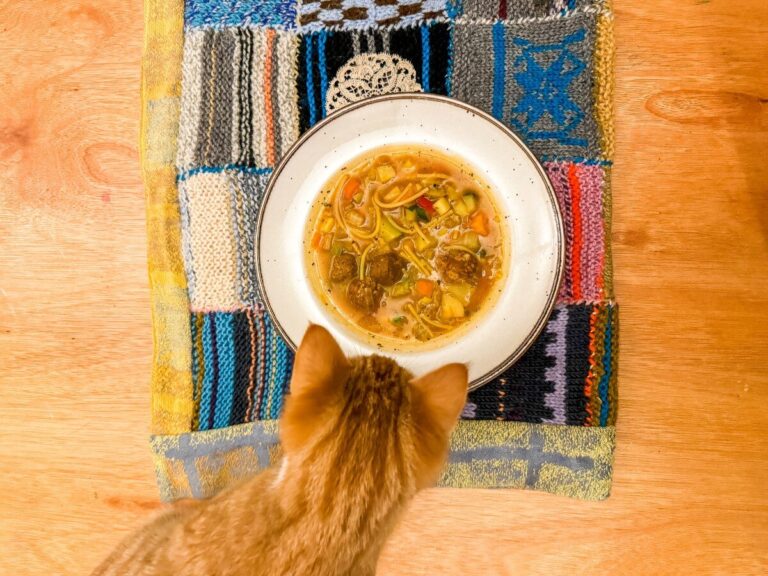 No waste recept: de lekkerste vegan groentesoep met balletjes.