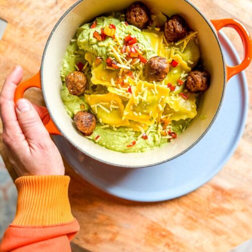 Vegan pasta pesto met ravioli.