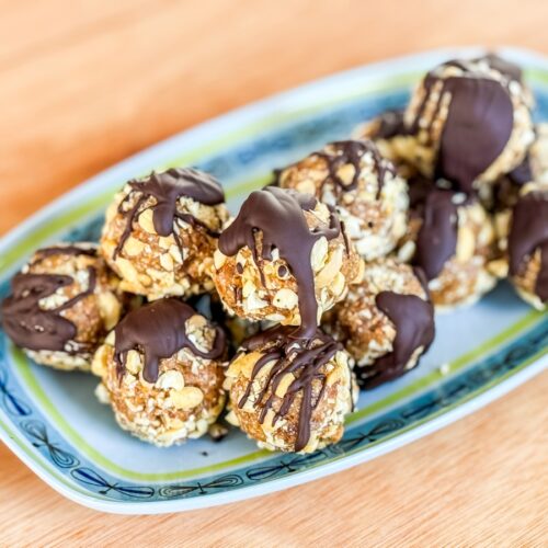 Recept met vegan paaseitjes: maak deze vegan verrassingseieren met dadels en pindakaas.