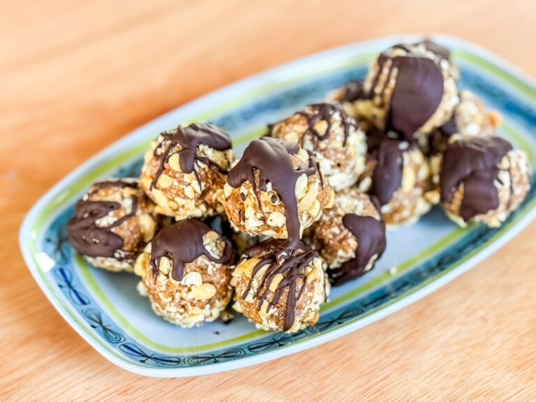 Recept met vegan paaseitjes: maak deze vegan verrassingseieren met dadels en pindakaas.