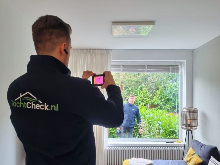 Tochtcheck van het huis met infraroodbeelden.