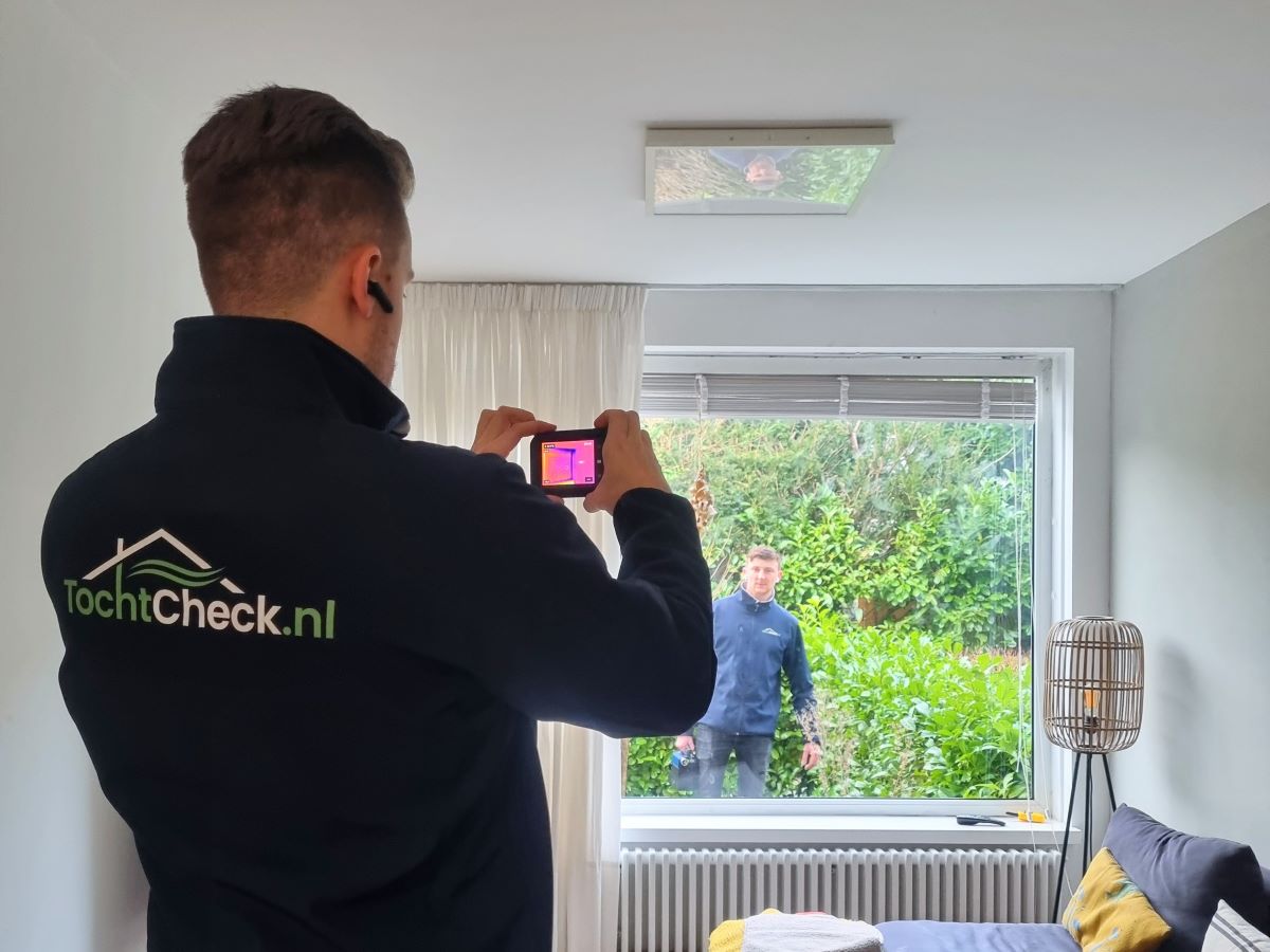 Tochtcheck van het huis met infraroodbeelden.