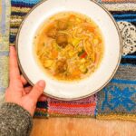 Vegan groentesoep met balletjes.