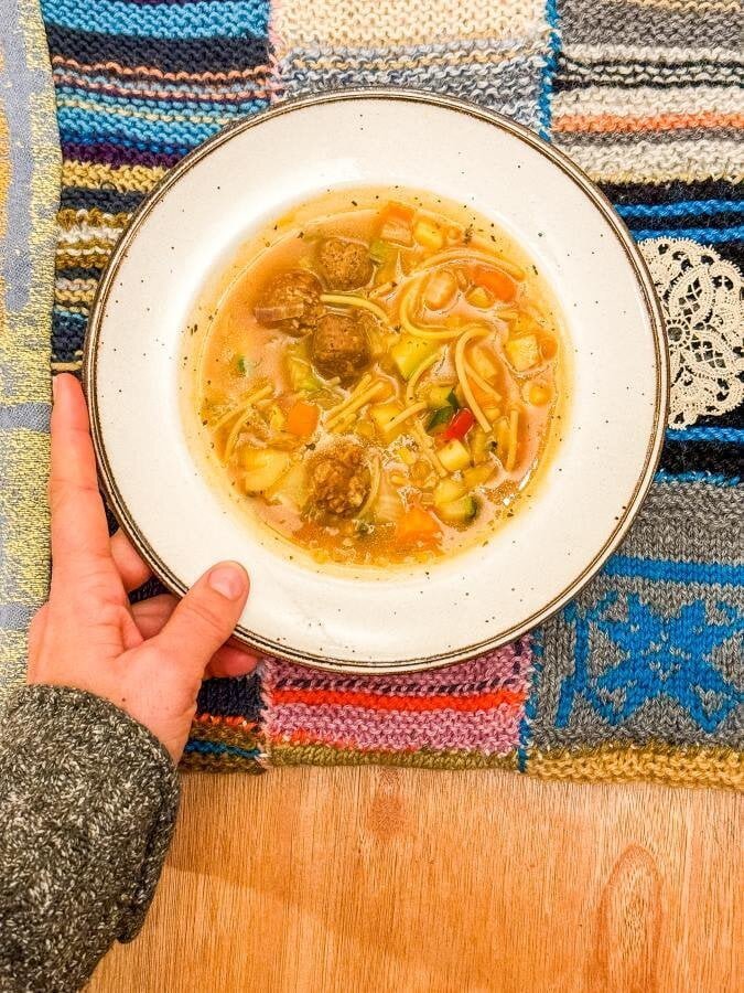 Recept: vegan groentesoep met vegan balletjes