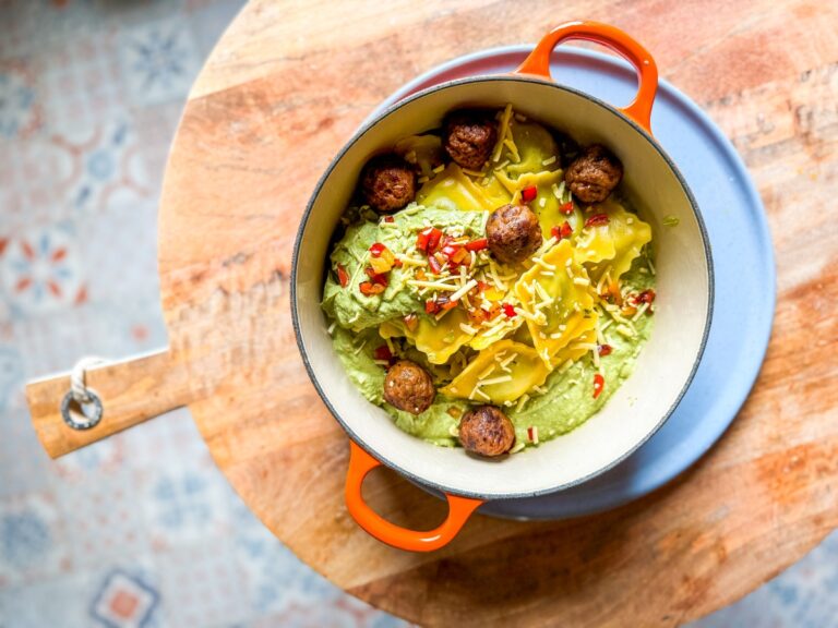 Kindvriendelijk recept: een bordje vegan pasta pesto.