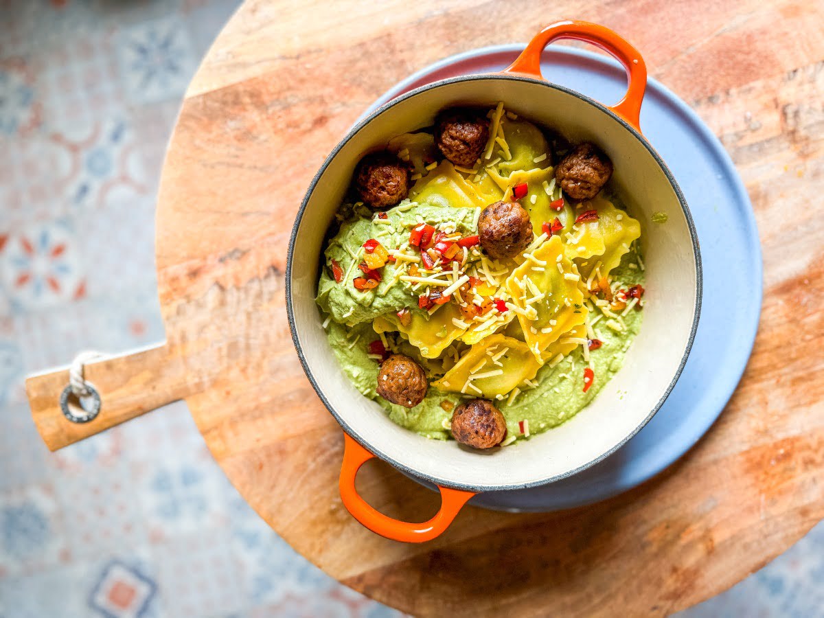 Kindvriendelijk recept: een bordje vegan pasta pesto.