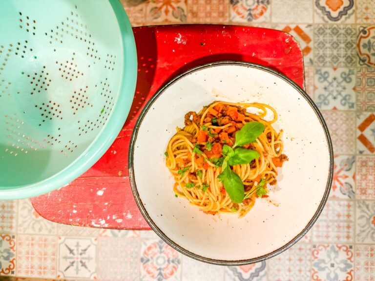 Makkelijk kindvriendelijk recept: de lekkerste vegan spaghetti bolognese.