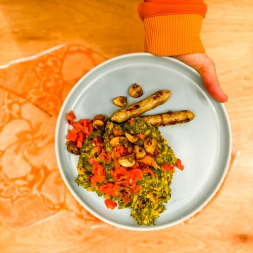Vegan stamppot boerenkool met vegan worstjes.