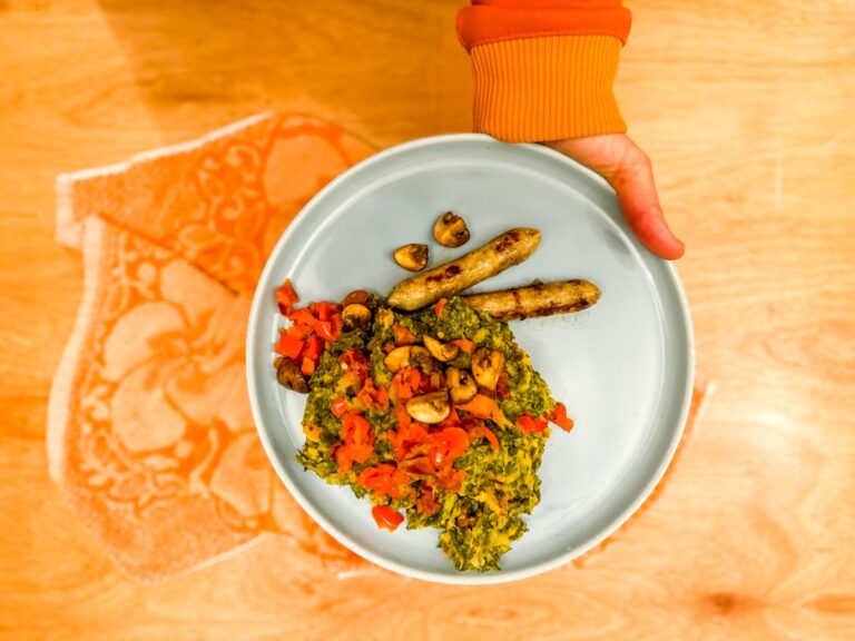 Vegan stamppot boerenkool met vegan worstjes.