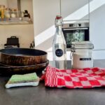Aangekoekte pannen schoonmaken.