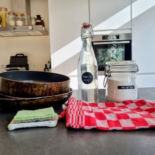 Aangekoekte pannen schoonmaken.