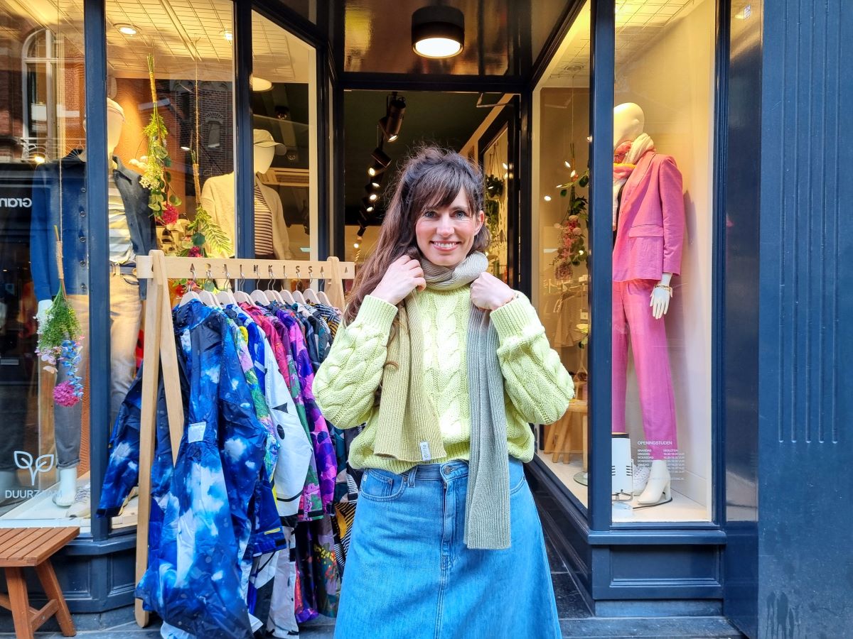 Gerecyclede kledingmaterialen op een rij: dit hele outfit, rok, trui en vest, is gemaakt van gerecyclede garen.