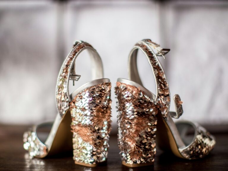 Glitterschoenen: hoge hakken met pailletten.
