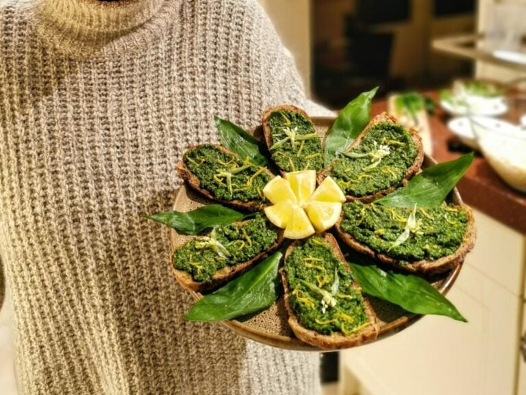 Wildplukpesto van zevenblad en daslook.