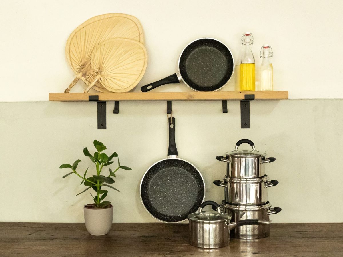 Sola milieuvriendelijke pannen in keuken.