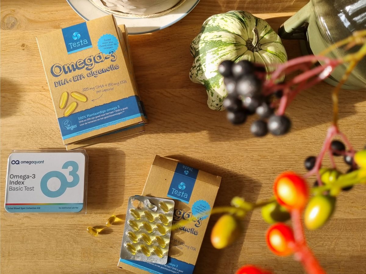 Testa omega-3 algenolie capsules op tafel.