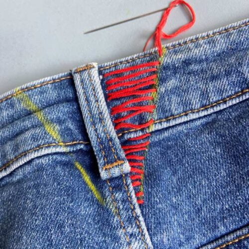 Een te grote jeans kun je makkelijk kleiner maken met figuurnaad.