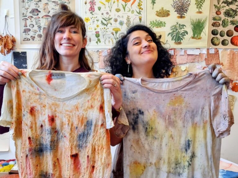Duurzame workshop textiel verven: natural dyeing van een T-shirt.