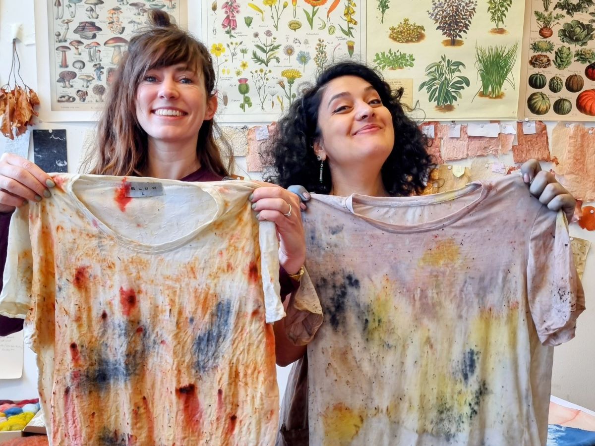 Duurzame workshop textiel verven: natural dyeing van een T-shirt.