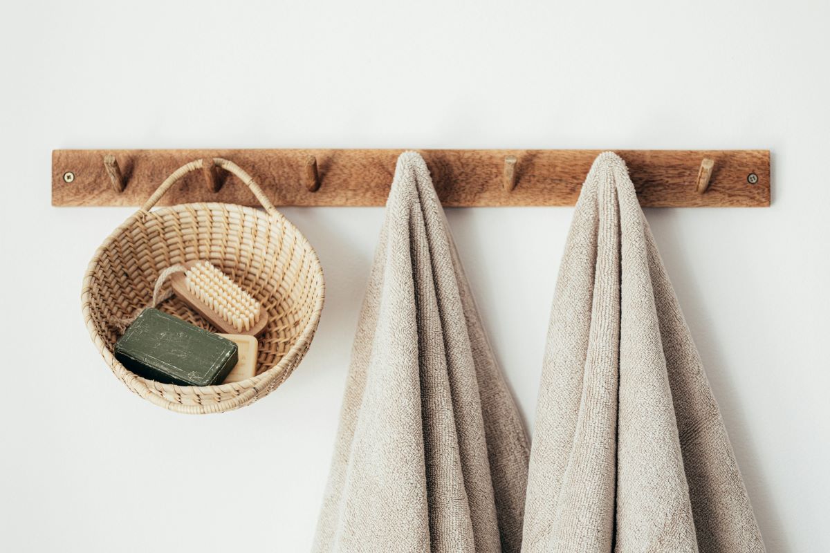 Duurzamere verzorgingsproducten in badkamer in mandje.
