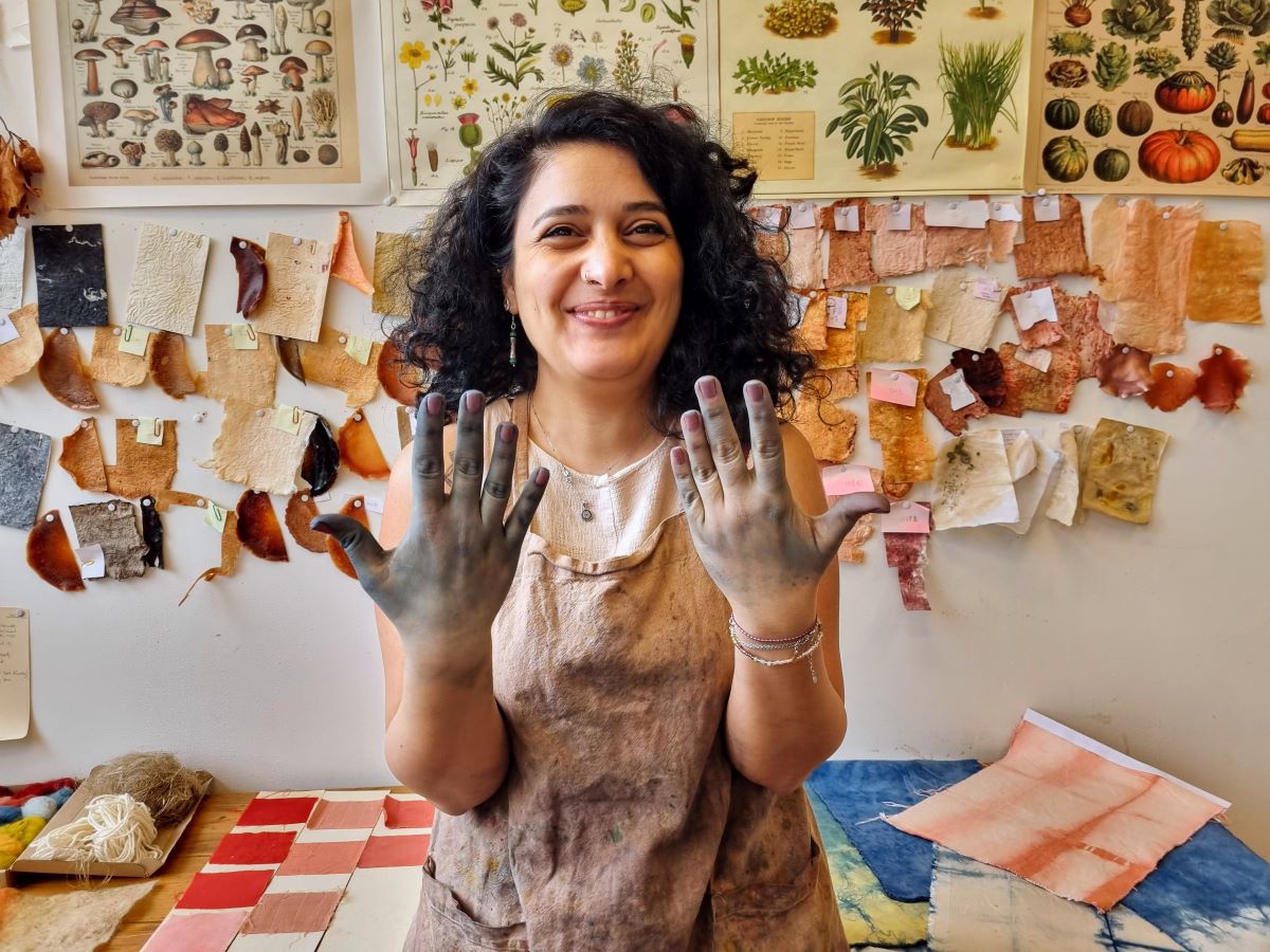 Roua, expert op het gebied van natural dyeing, kleding verven met natuurlijke textielverf van planten.