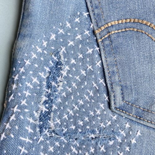 Sashiko-Flicken: Flicken eines großen Lochs im Kleidungsstück mit einem Stück Stoff.