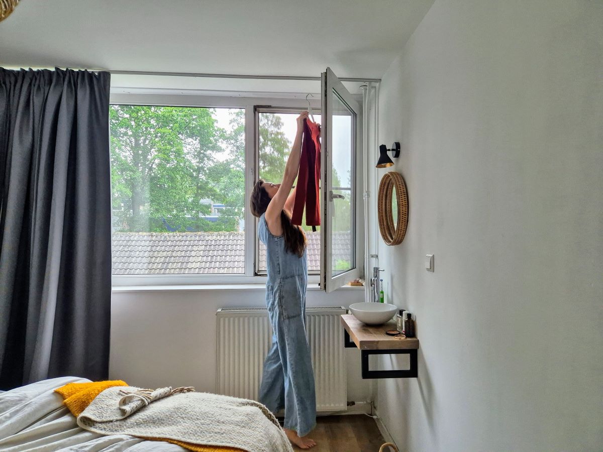 Wol-zijde kleding wassen en voorzichtig uithangen.