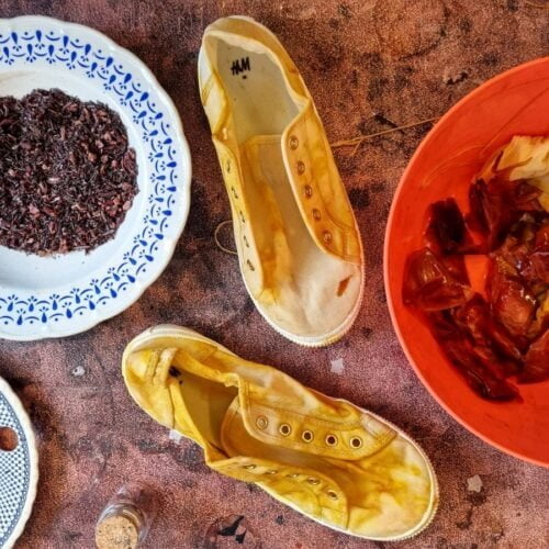 Färben der eigenen Kleidung mit Naturfarben, z. B. weiße Turnschuhe mit Zwiebelschalen gelb färben.