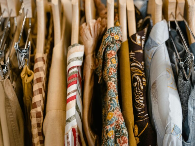 Textielverf: hoe komt onze kleding aan die mooie kleuren?