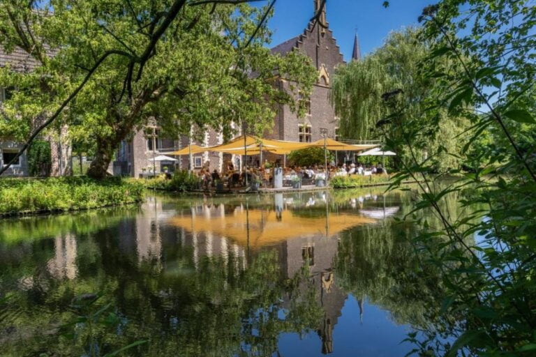 Valk Exclusief zaalverhuur, buiten vergaderen aan het water.