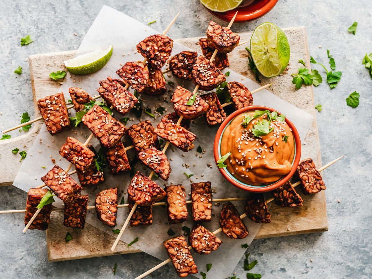 Recept vegan pindasaus, bord vegan saté.